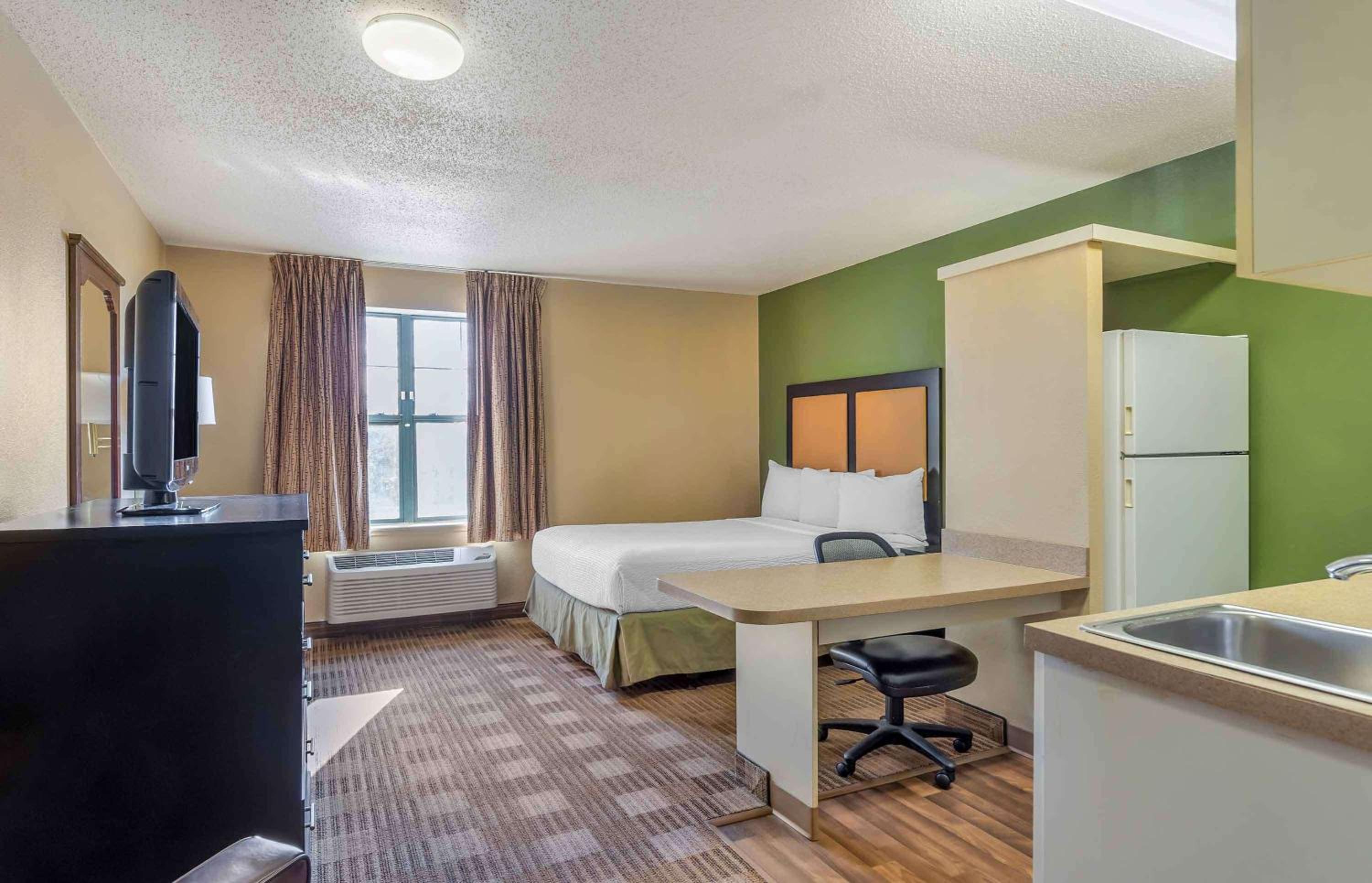Downers Grove Vacations - Extended Stay America Select Suites - Chicago - Downers Grove - Property Image 29
