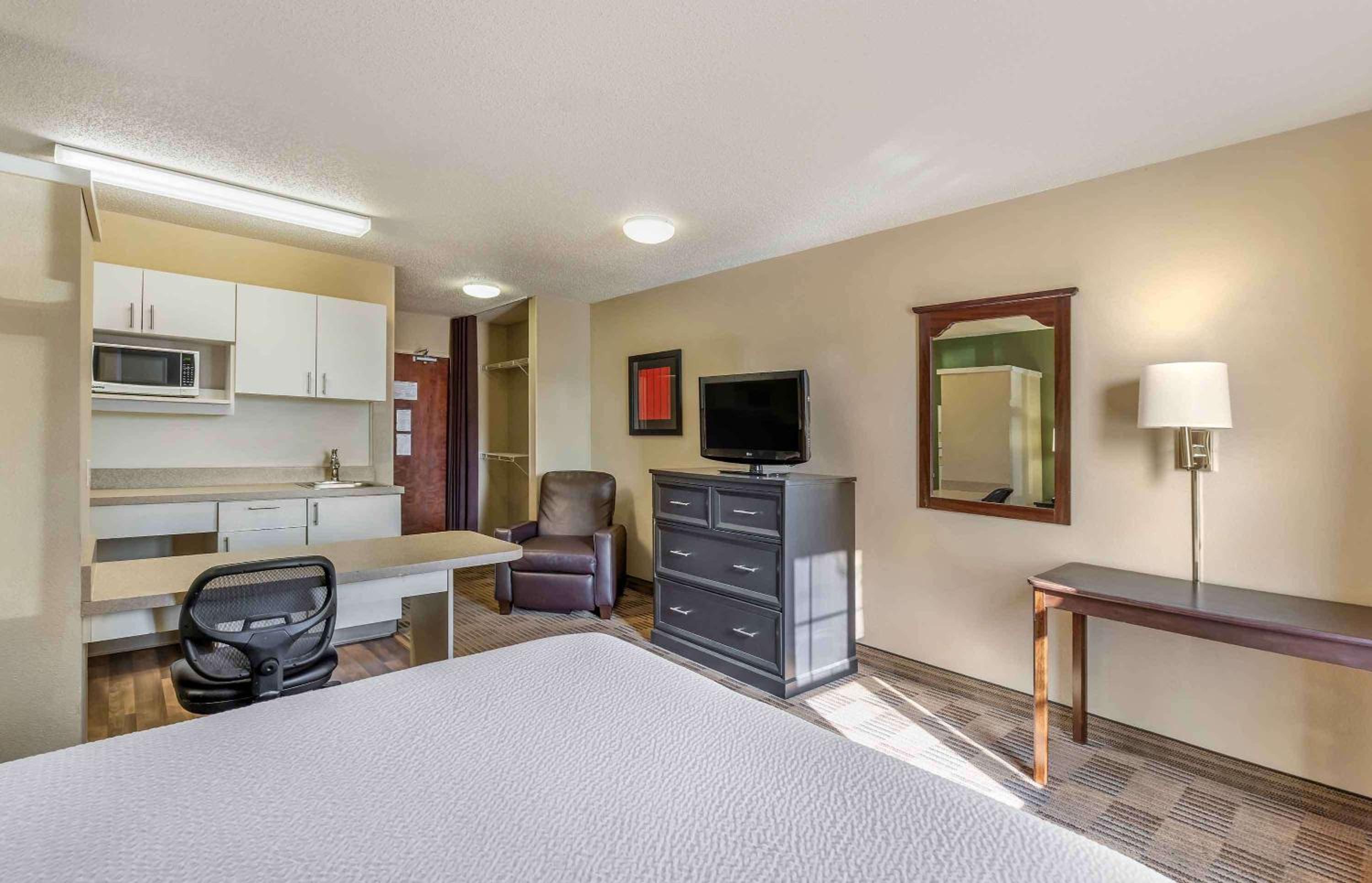 Downers Grove Vacations - Extended Stay America Select Suites - Chicago - Downers Grove - Property Image 30