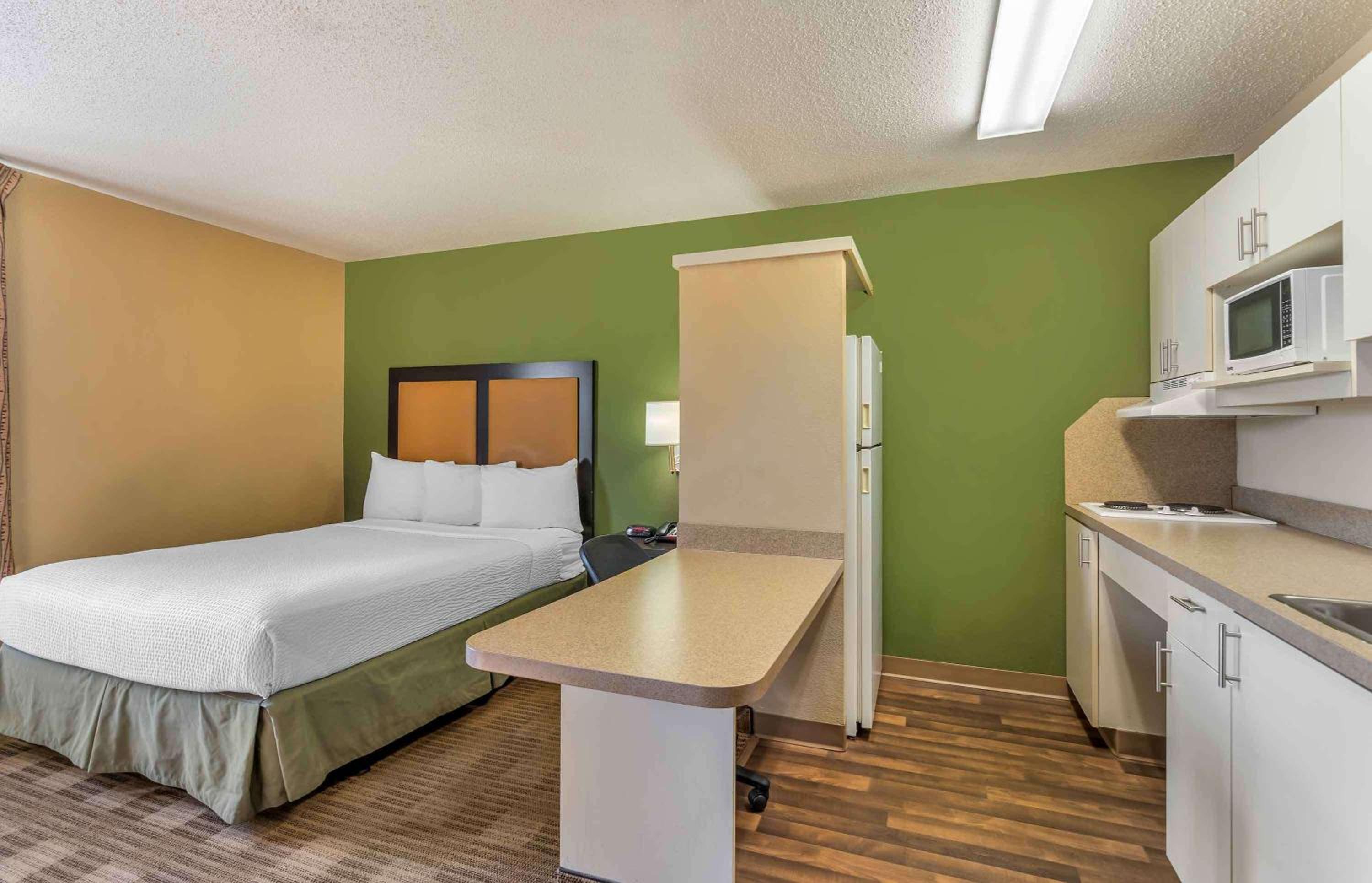 Downers Grove Vacations - Extended Stay America Select Suites - Chicago - Downers Grove - Property Image 31