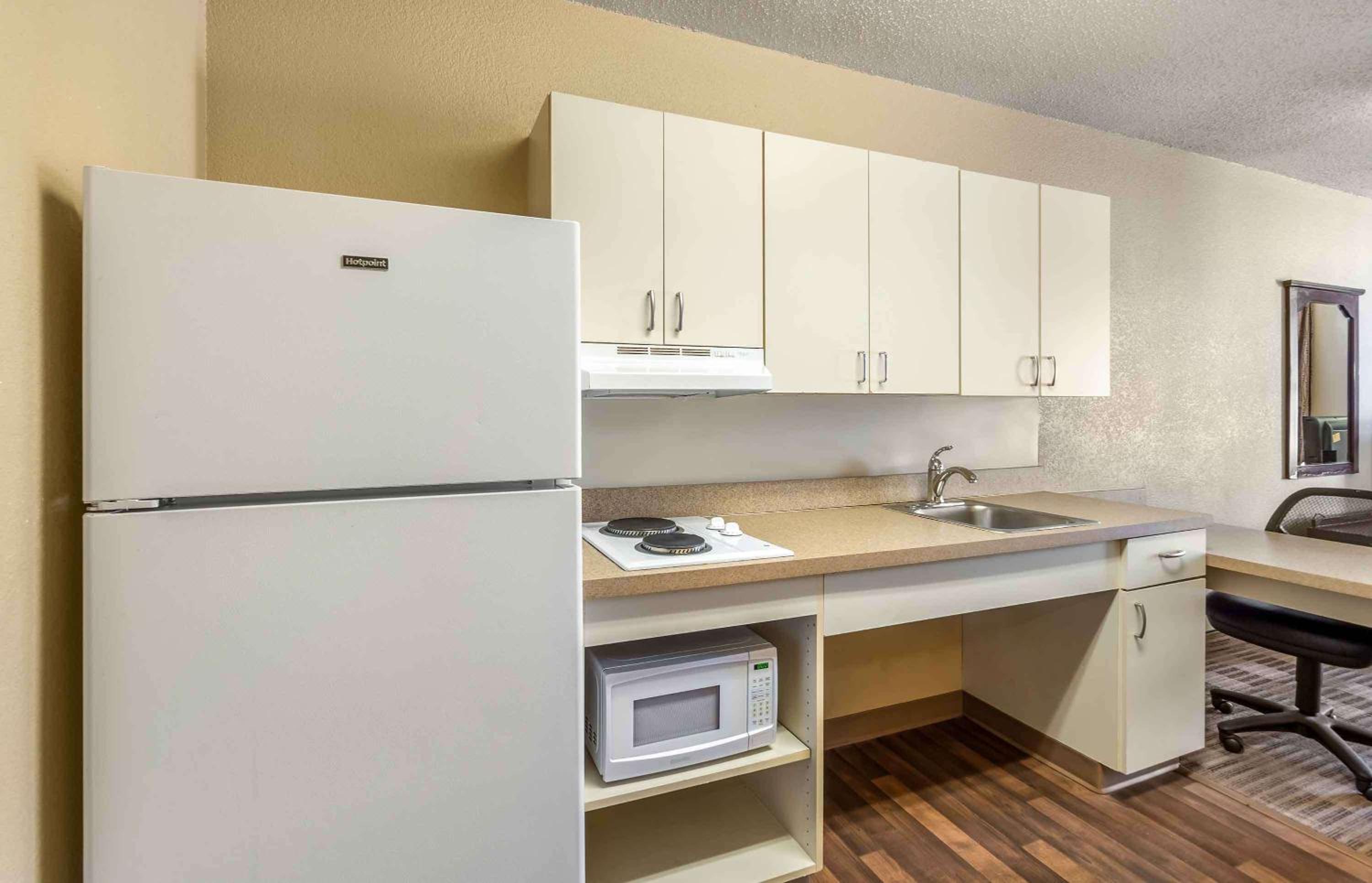 Downers Grove Vacations - Extended Stay America Select Suites - Chicago - Downers Grove - Property Image 35