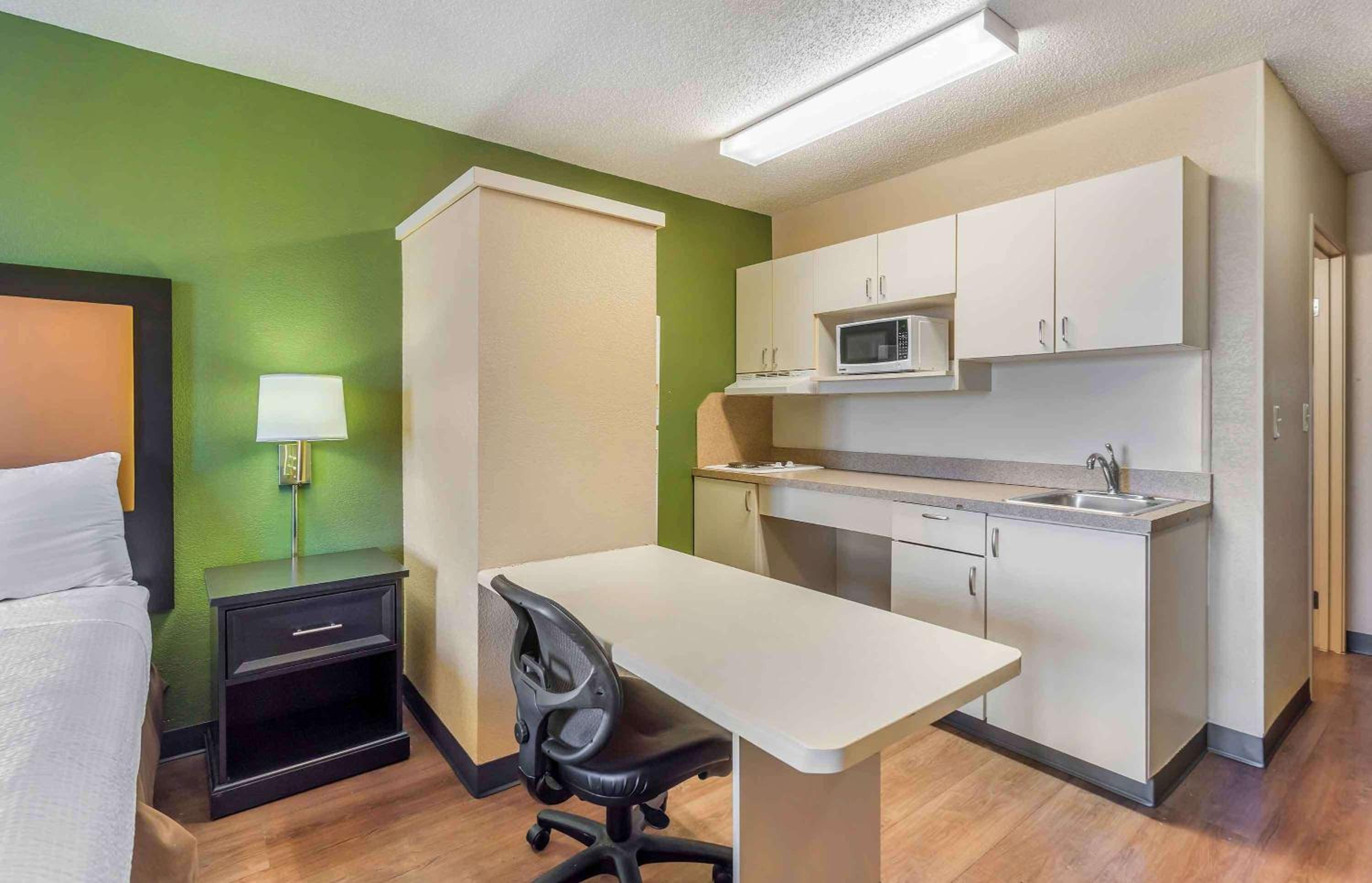 Downers Grove Vacations - Extended Stay America Select Suites - Chicago - Downers Grove - Property Image 39