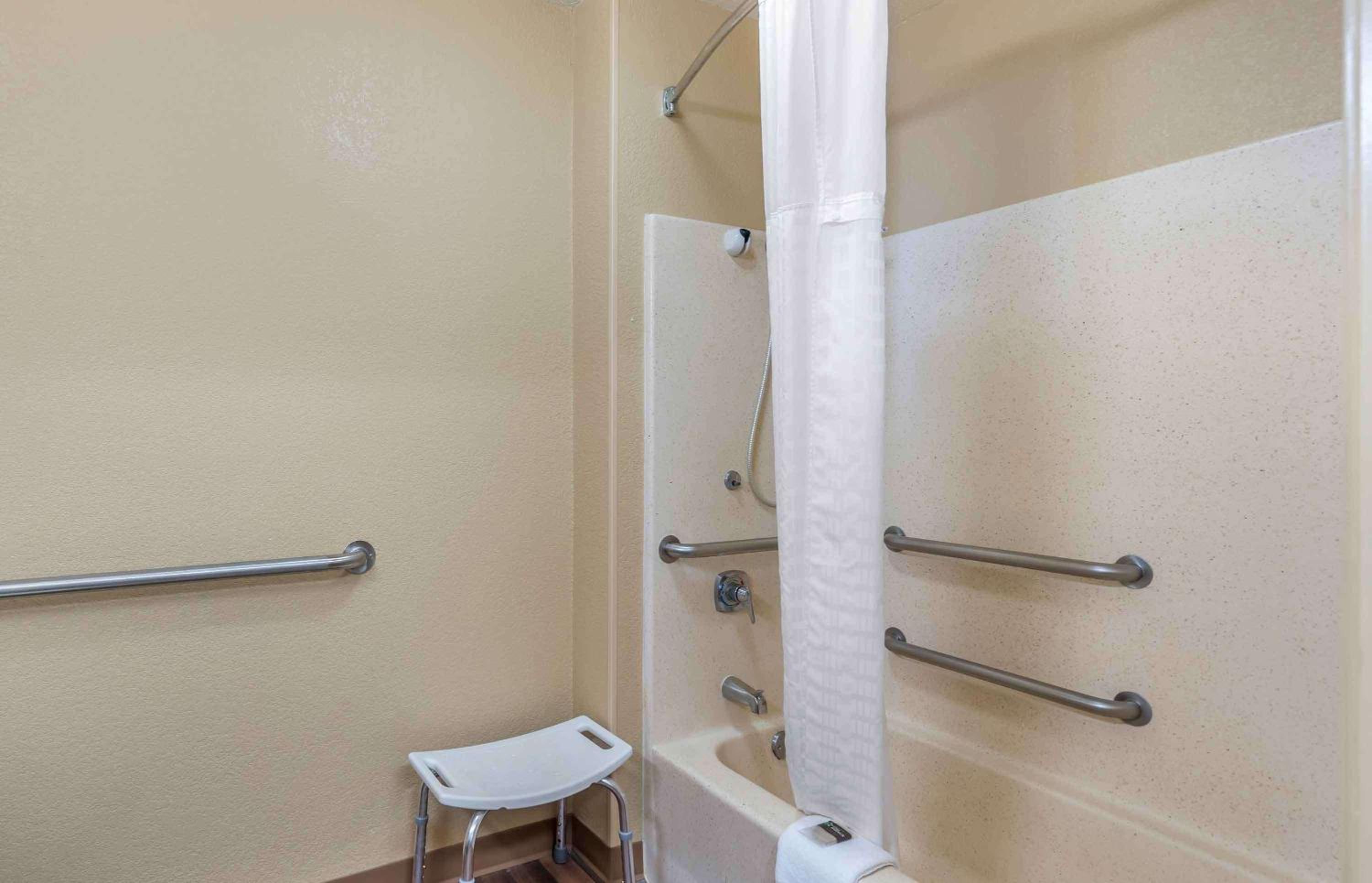 Downers Grove Vacations - Extended Stay America Select Suites - Chicago - Downers Grove - Property Image 2