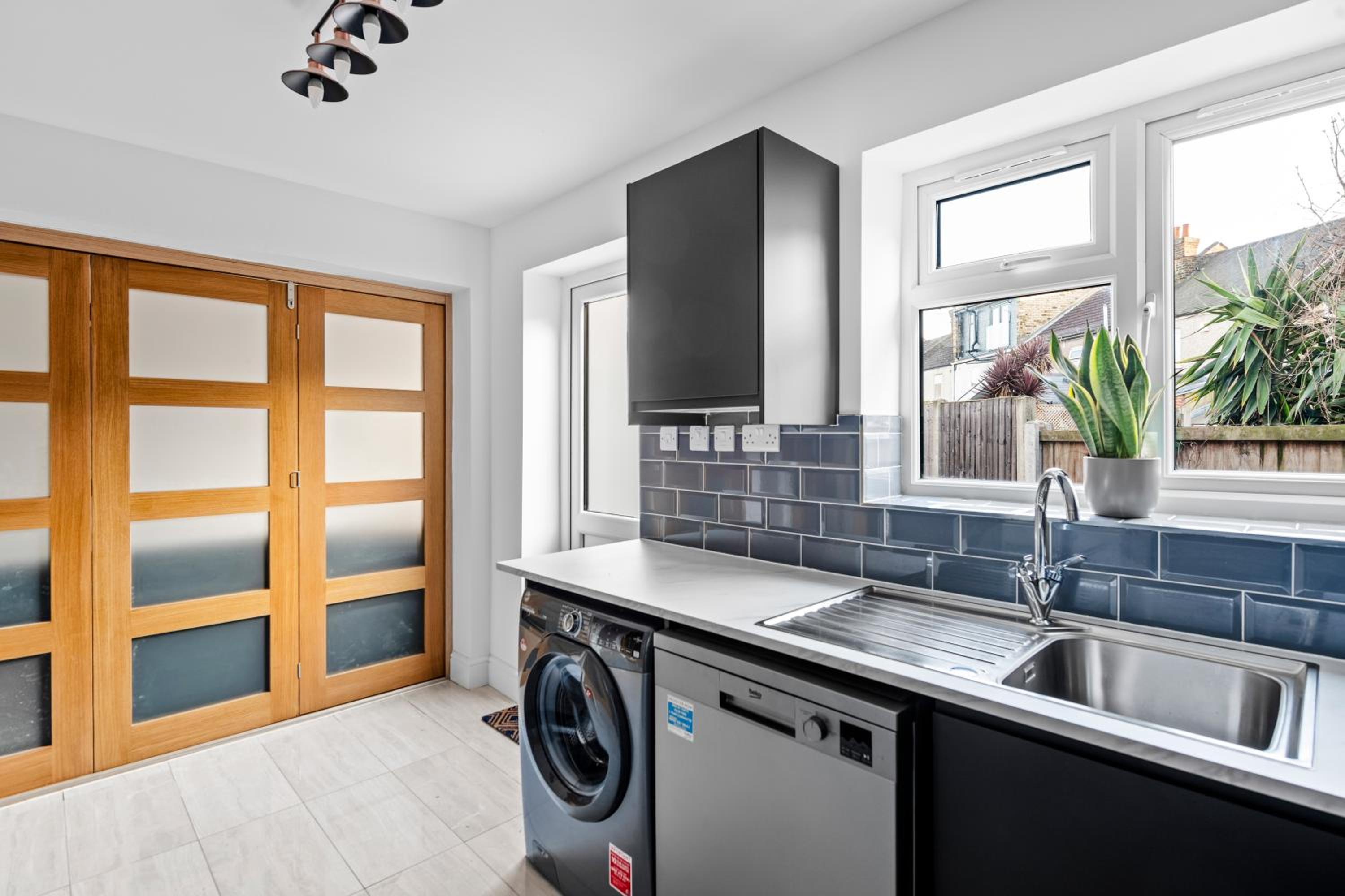 Stylish 2 Bed Bungalow in East Ham, Close to Excel