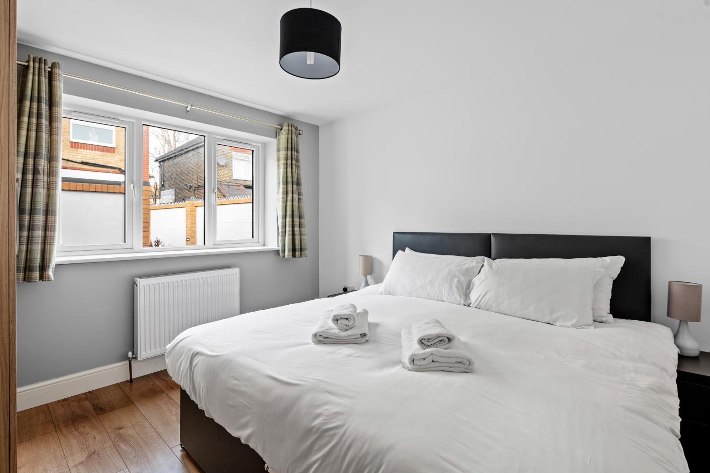 Stylish 2 Bed Bungalow in East Ham, Close to Excel