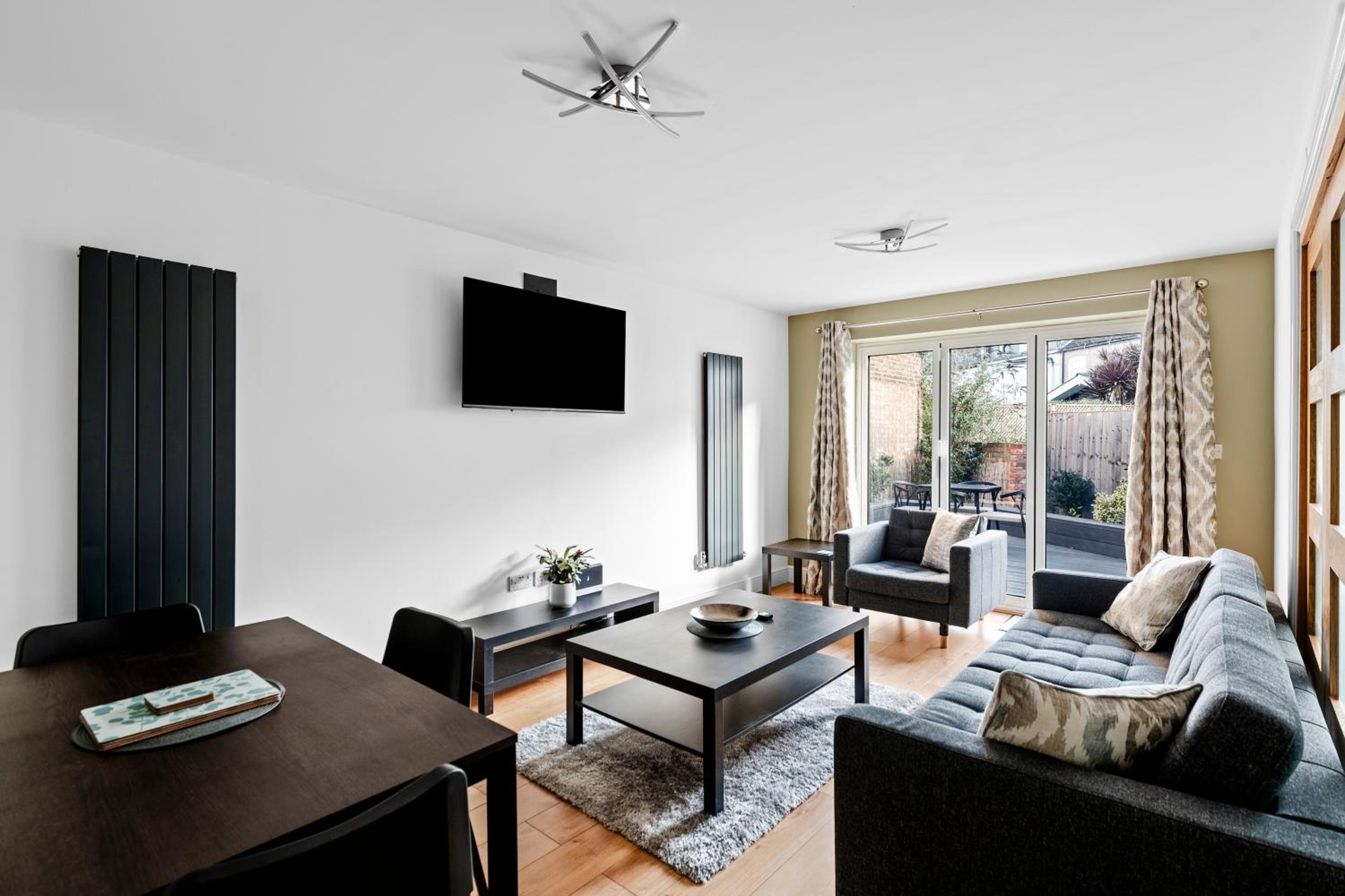Stylish 2 Bed Bungalow in East Ham, Close to Excel