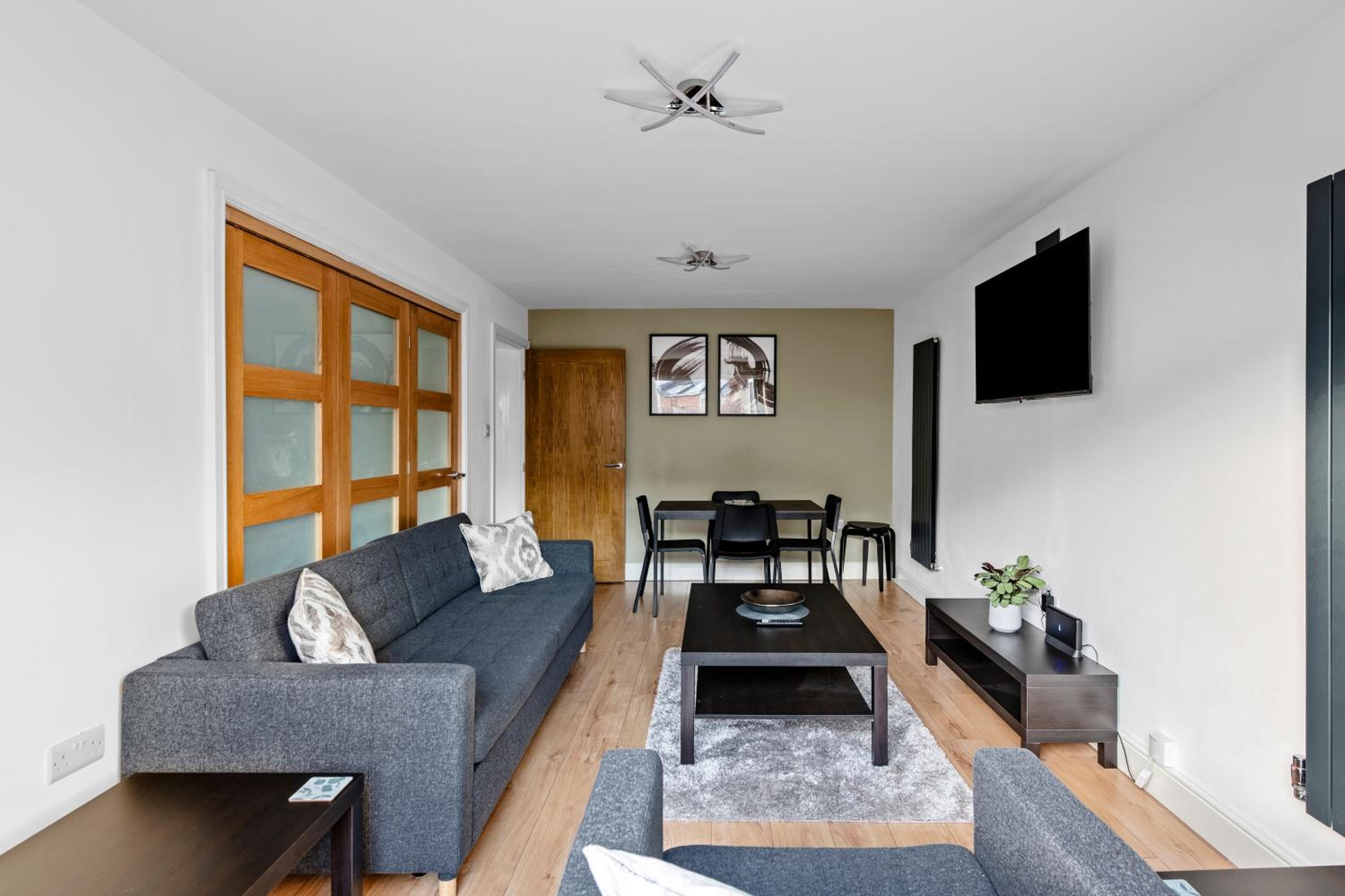 Stylish 2 Bed Bungalow in East Ham, Close to Excel