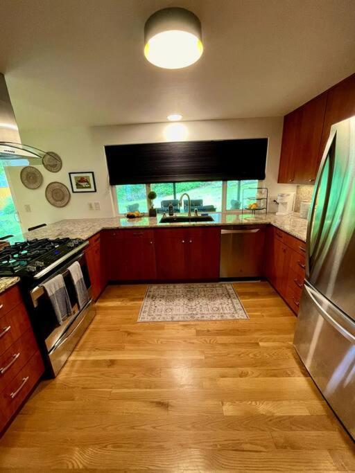 6BR Spacious-Bright-Modern