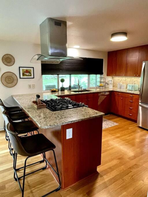 6BR Spacious-Bright-Modern