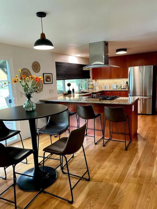 6BR Spacious-Bright-Modern
