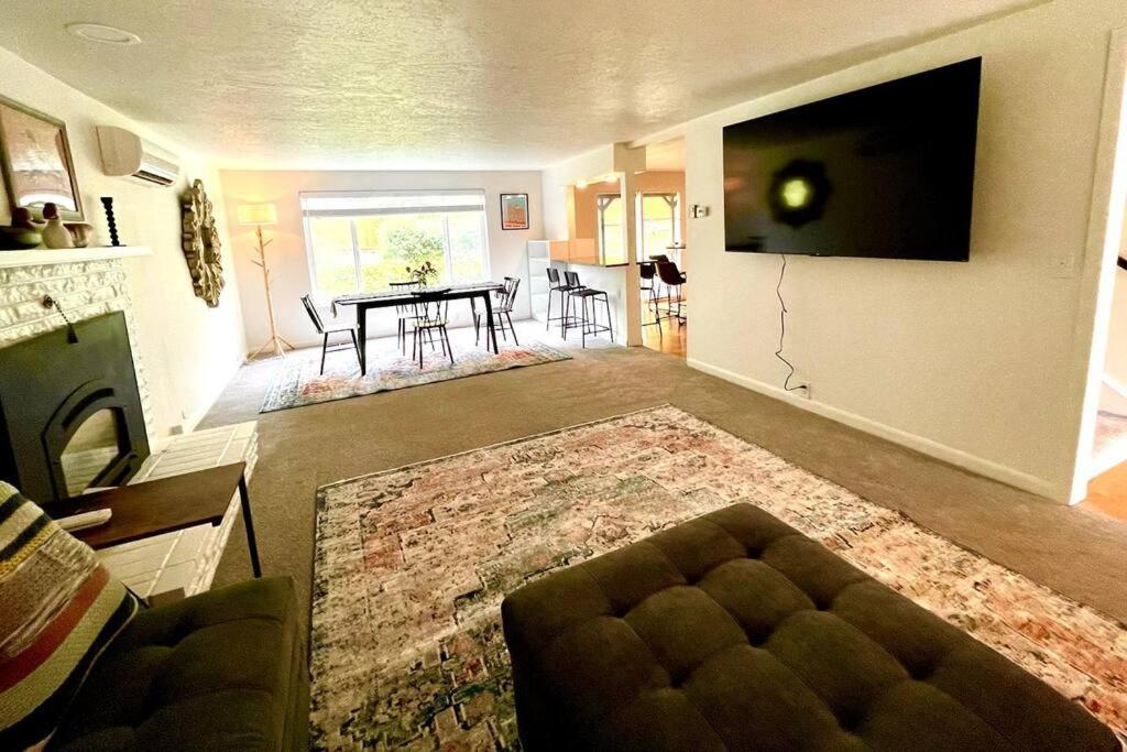 6BR Spacious-Bright-Modern