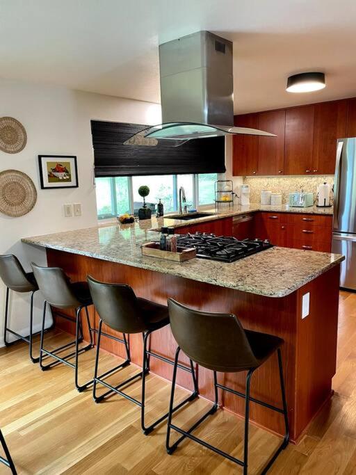 6BR Spacious-Bright-Modern