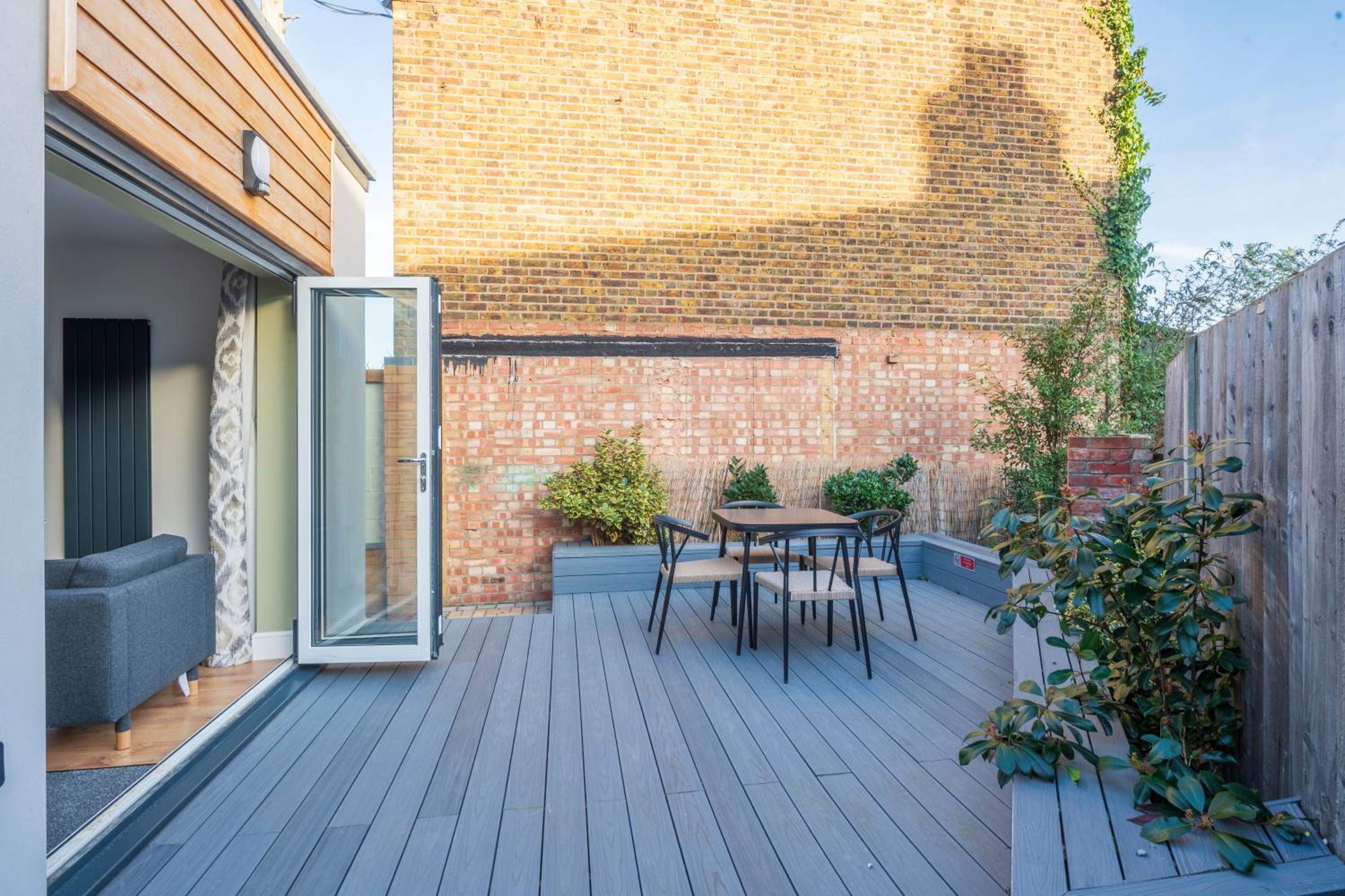 Stylish 2 Bed Bungalow in East Ham, Close to Excel