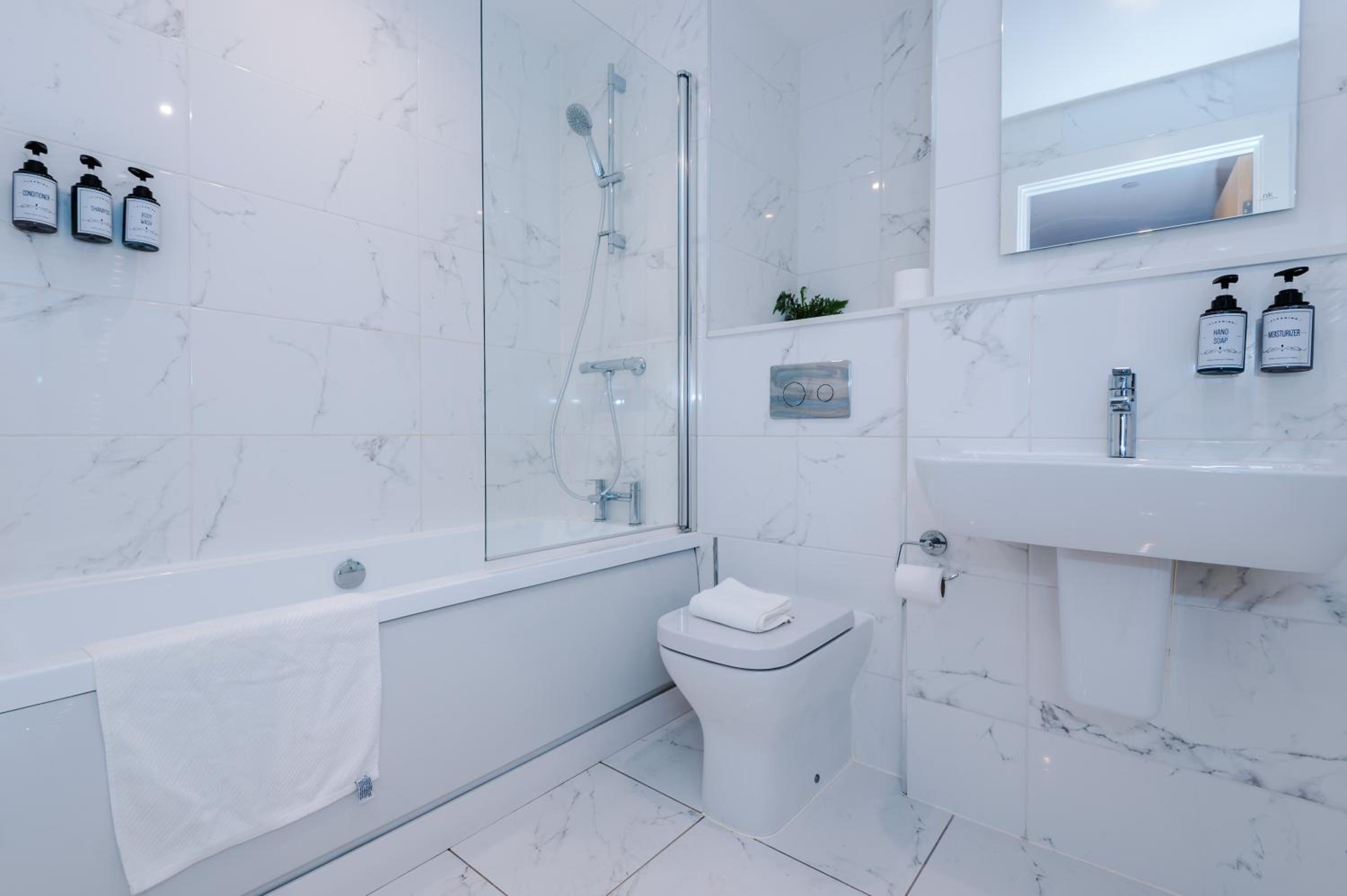 Remarkable 2-Bed Apartment in Birmingham view 3