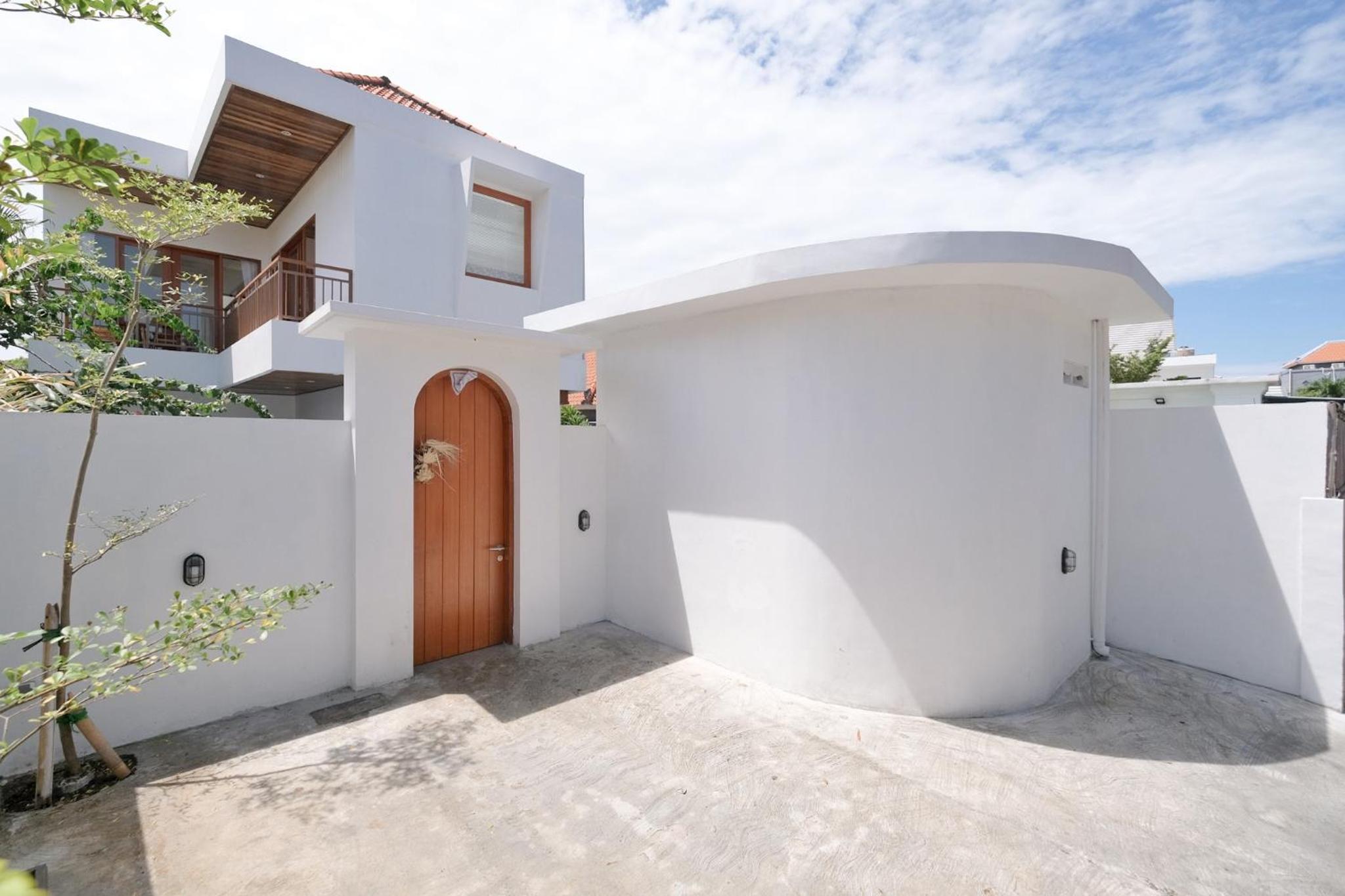 Canggu Central Escape - Quiet 3BR Villa with Pool 5 mins to Beach view 2