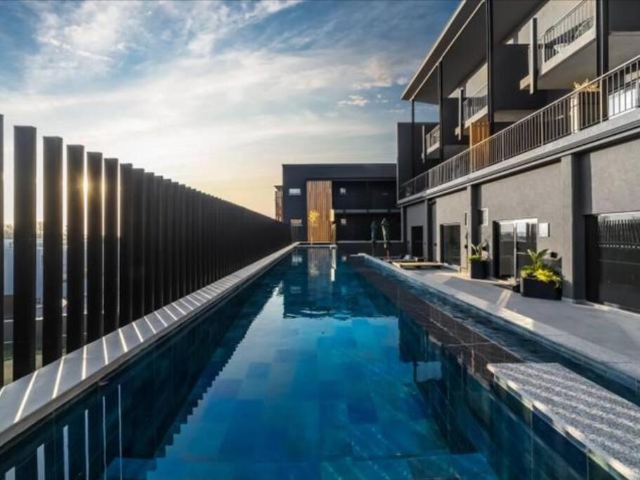 Hyde Park Sandton Luxury 2BR Top Floor