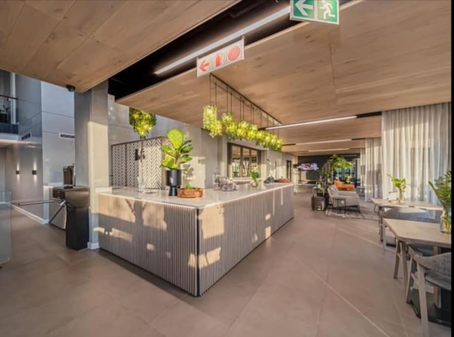Hyde Park Sandton Luxury 2BR Top Floor