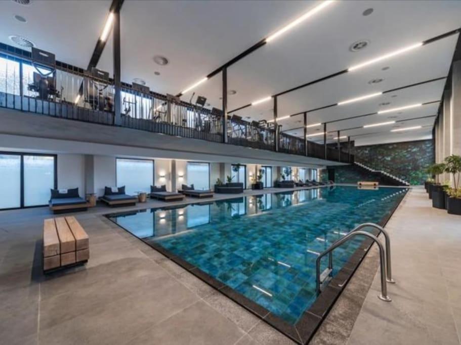 Hyde Park Sandton Luxury 2BR Top Floor