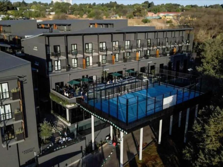 Hyde Park Sandton Luxury 2BR Top Floor