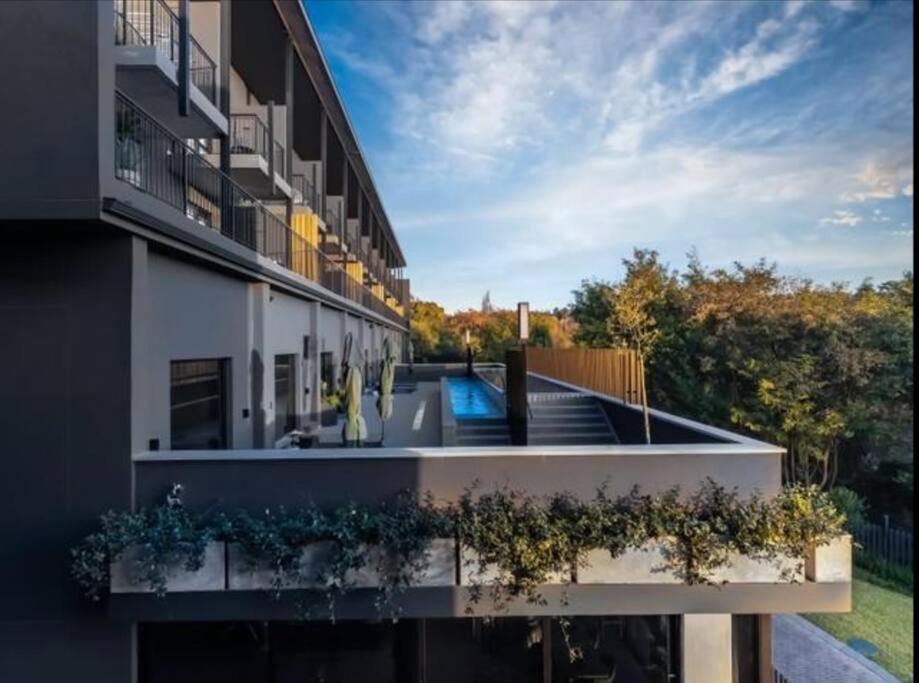 Hyde Park Sandton Luxury 2BR Top Floor