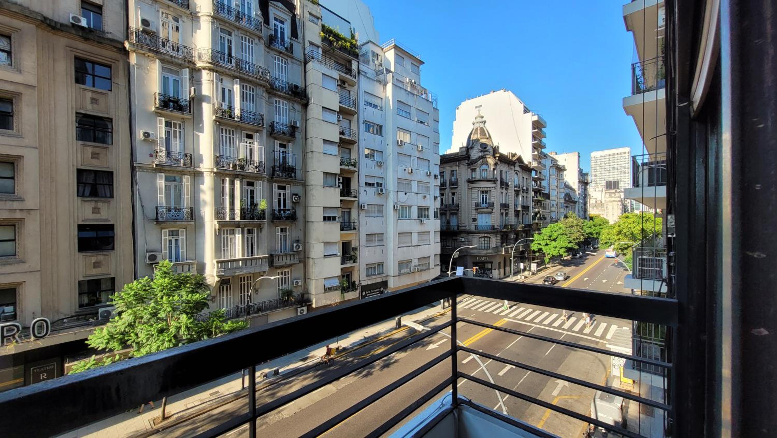 Luminoso, muy completo y bien ubicado Departamento de 2 ambientes - Límite de Retiro/Recoleta