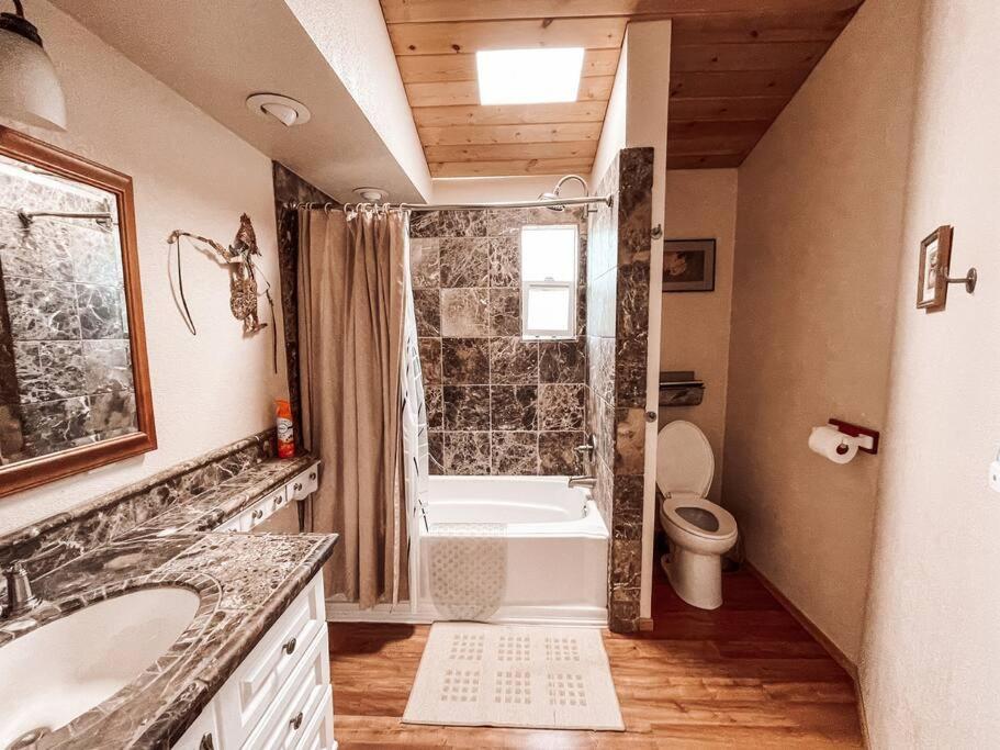 Lovely Mountain-View Retreat- gorgeous views!