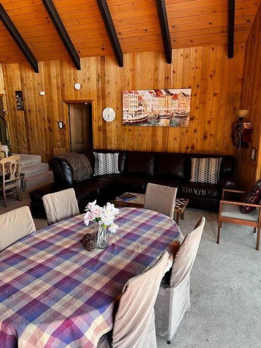 Lovely Mountain-View Retreat- gorgeous views!