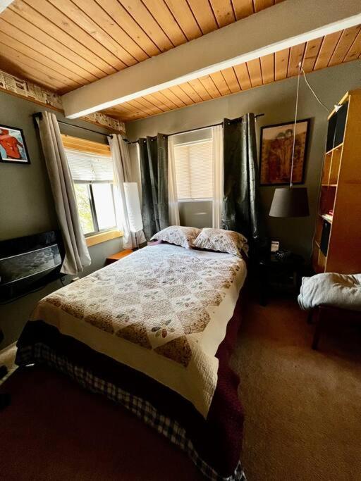 Lovely Mountain-View Retreat- gorgeous views!