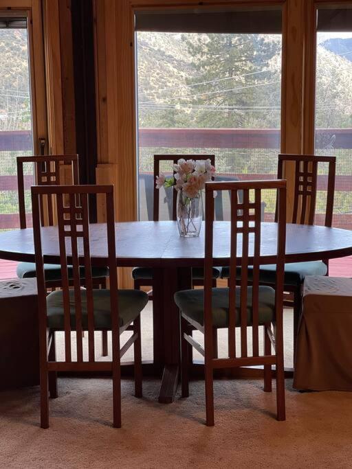 Lovely Mountain-View Retreat- gorgeous views!