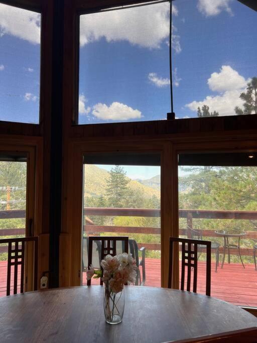 Lovely Mountain-View Retreat- gorgeous views!