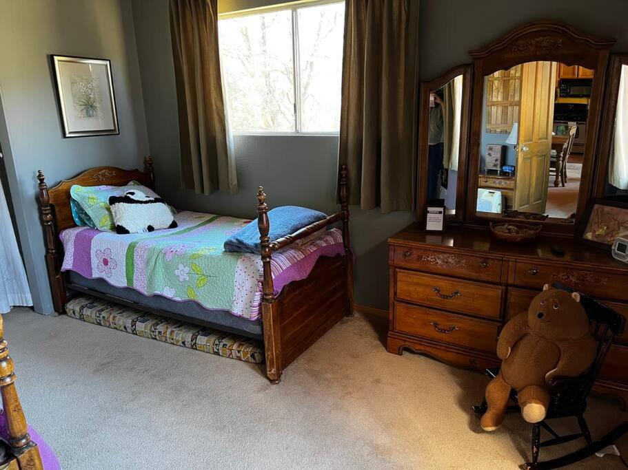 Lovely Mountain-View Retreat- gorgeous views!