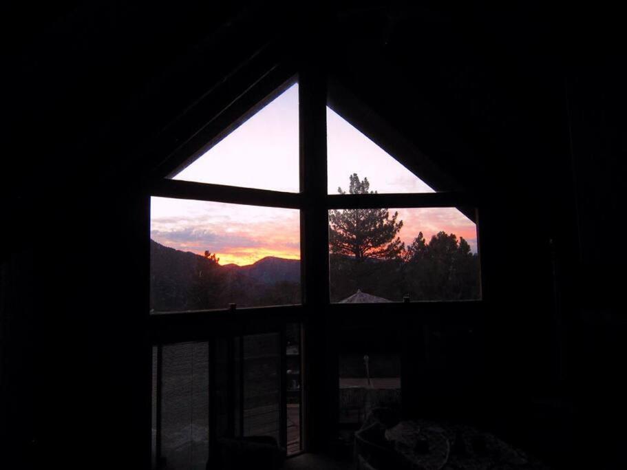 Lovely Mountain-View Retreat- gorgeous views!