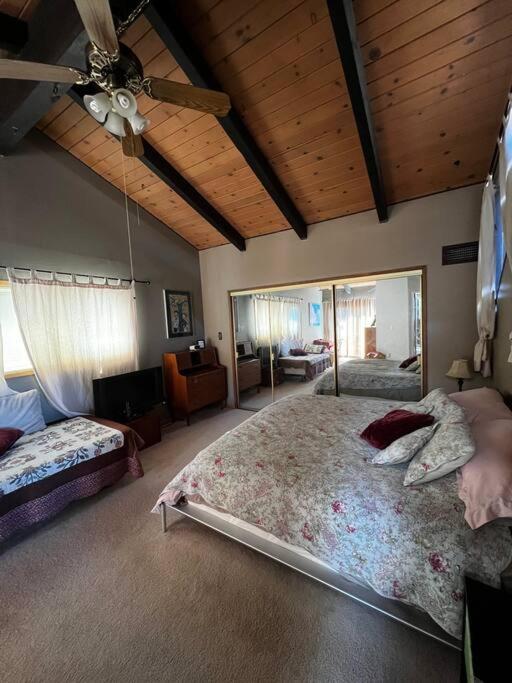 Lovely Mountain-View Retreat- gorgeous views!