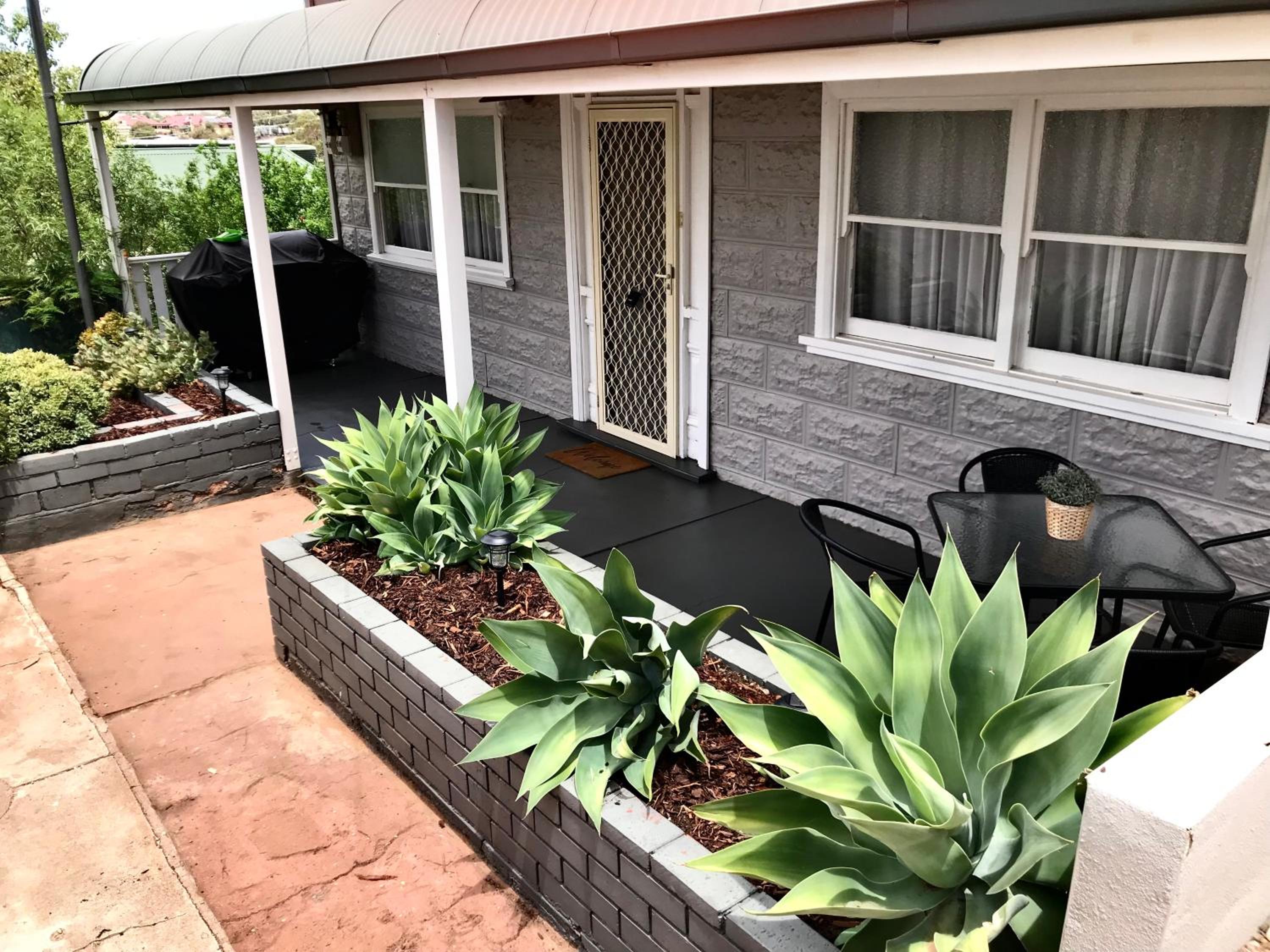 HILLSIDE HAVEN CHARMING C1920 COTTAGE Pet Friendly Sleeps 1 - 6