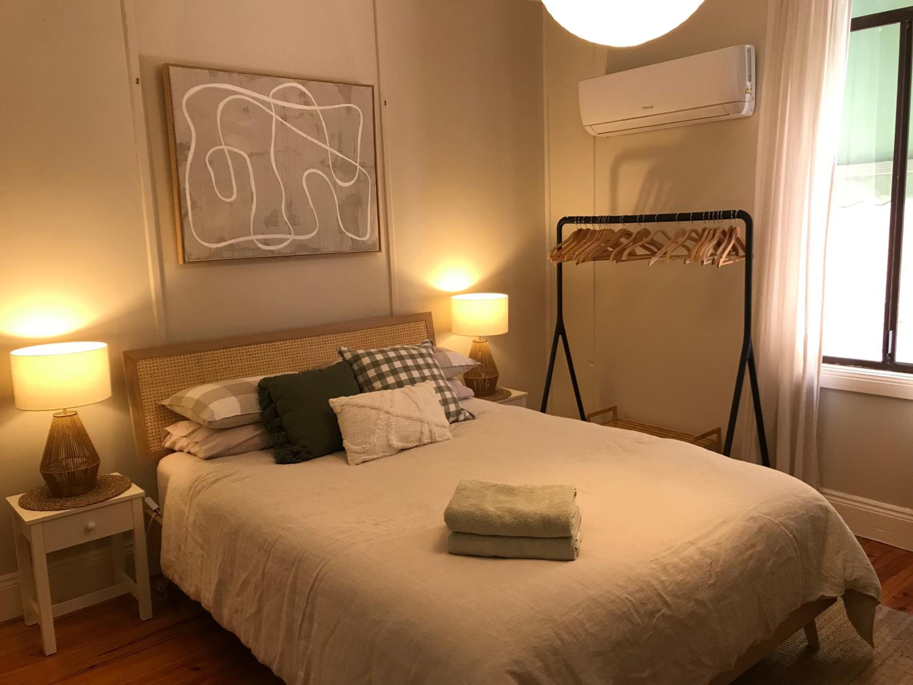 HILLSIDE HAVEN CHARMING C1920 COTTAGE Pet Friendly Sleeps 1 - 6
