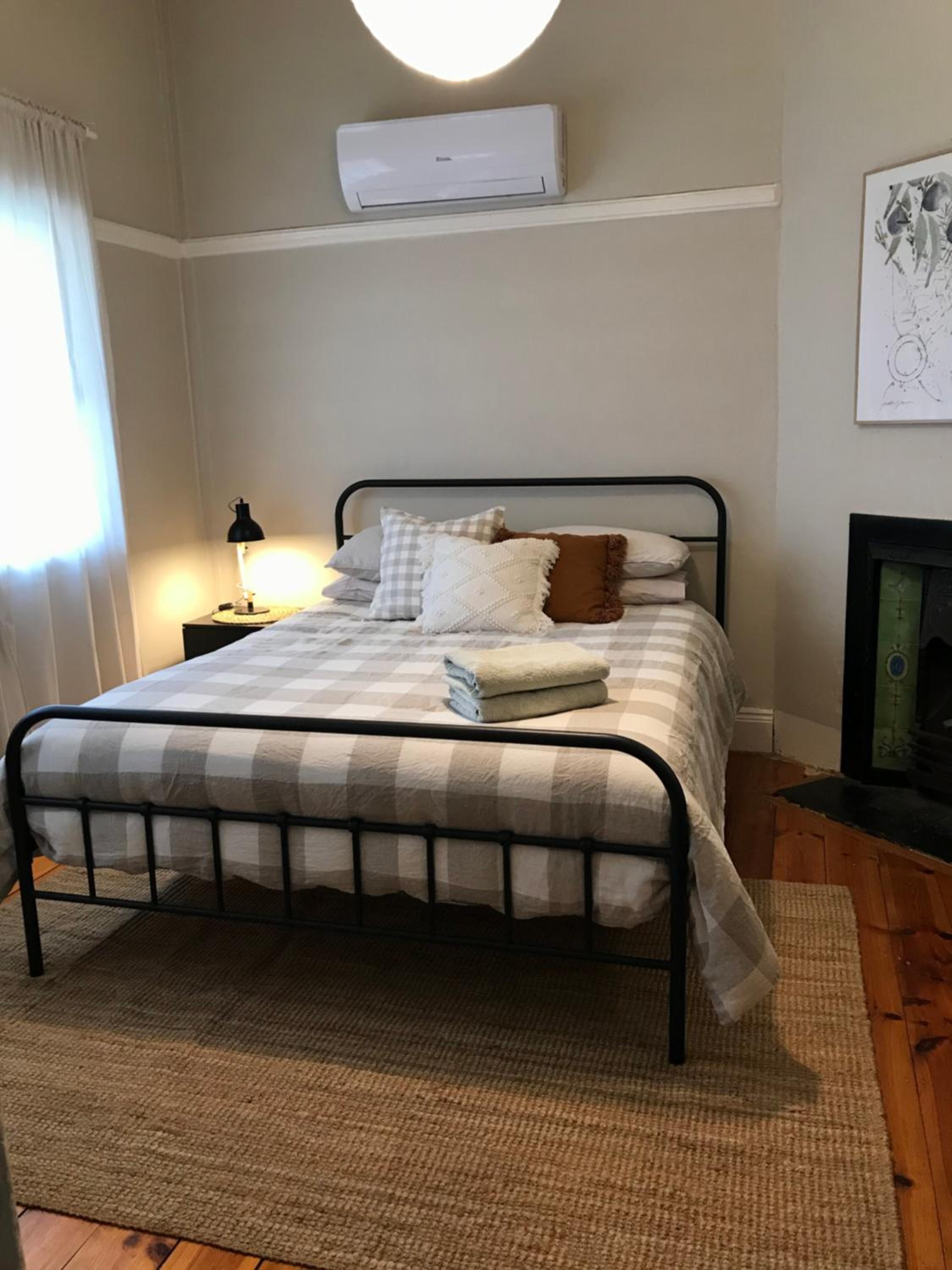 HILLSIDE HAVEN CHARMING C1920 COTTAGE Pet Friendly Sleeps 1 - 6
