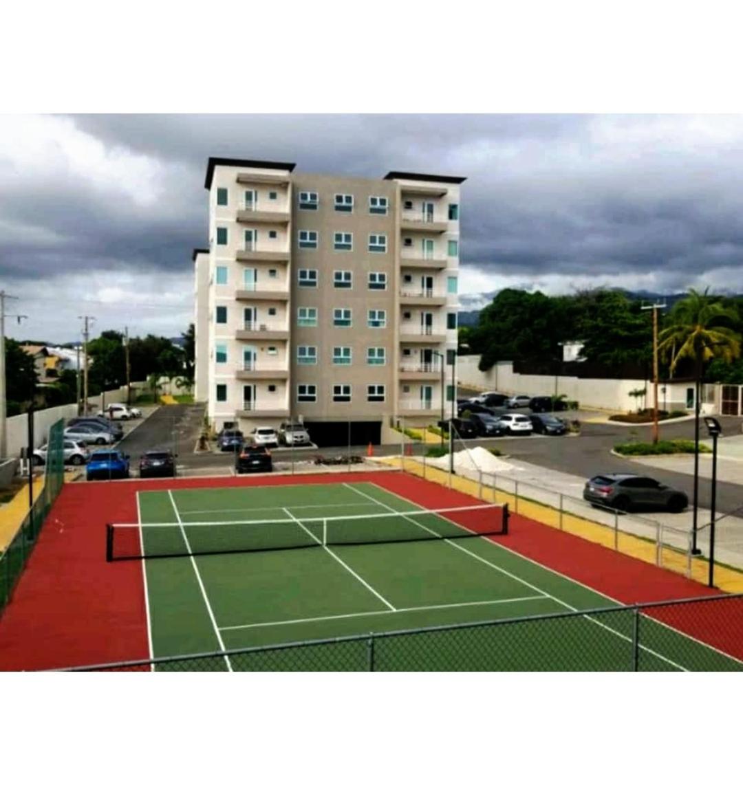 Lovely 2 BedRoom c̅ Netflix across National Stadium Kingston view 4