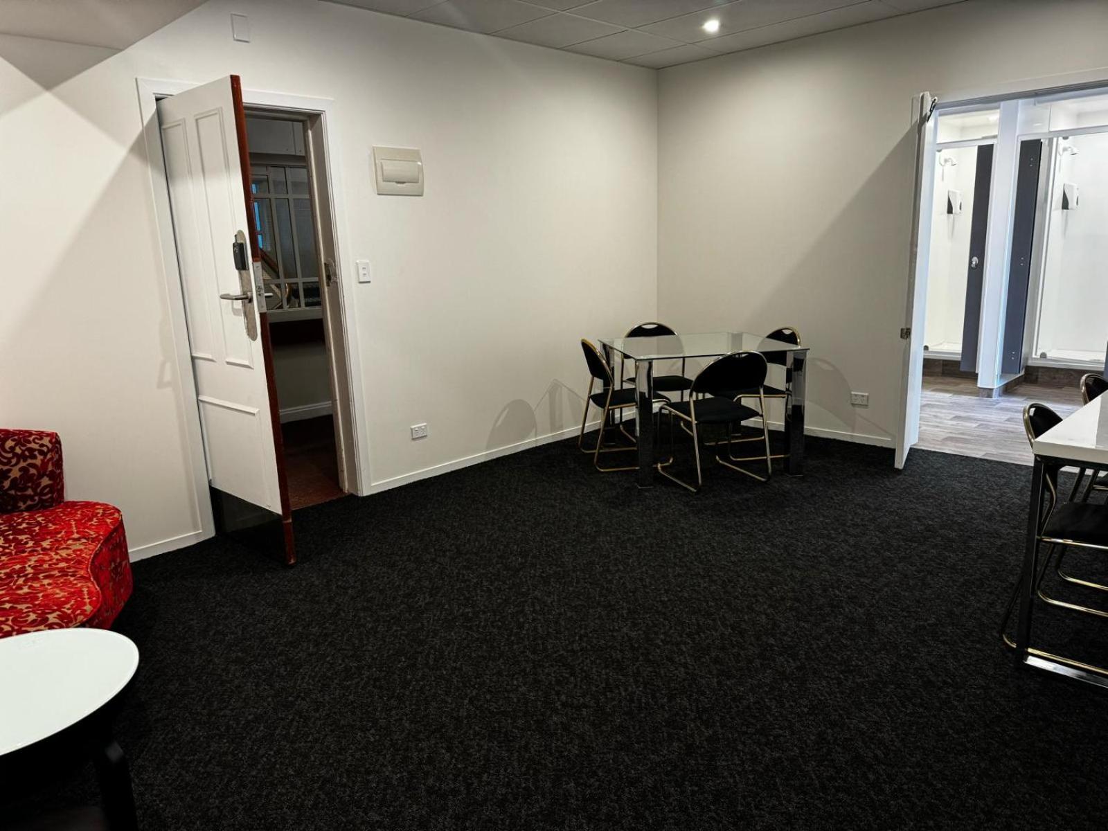 Hotel Waterloo & Backpackers - Image 2