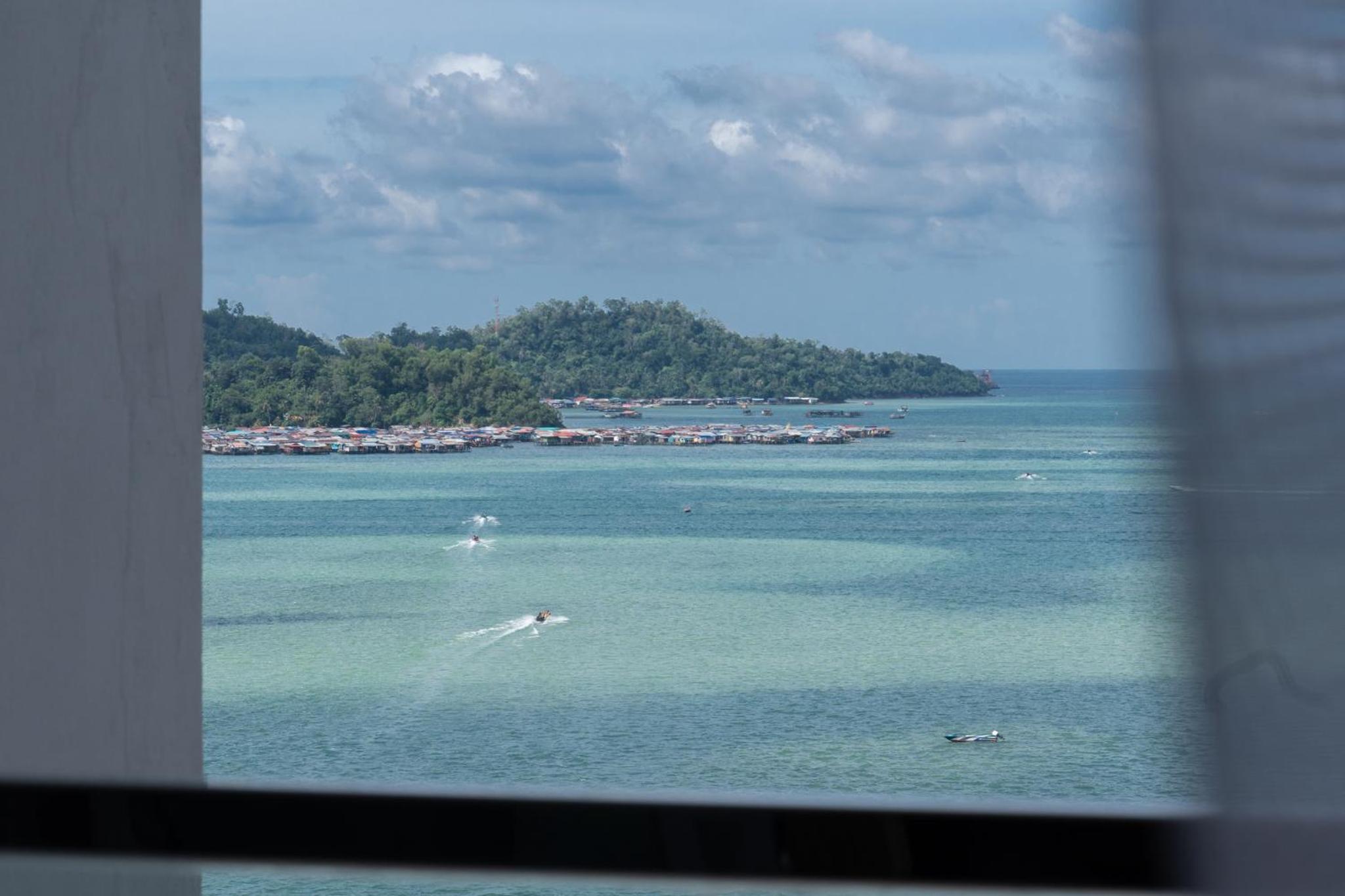 The Nest at The Shore KK CBD Seaview with Balcony photo 5