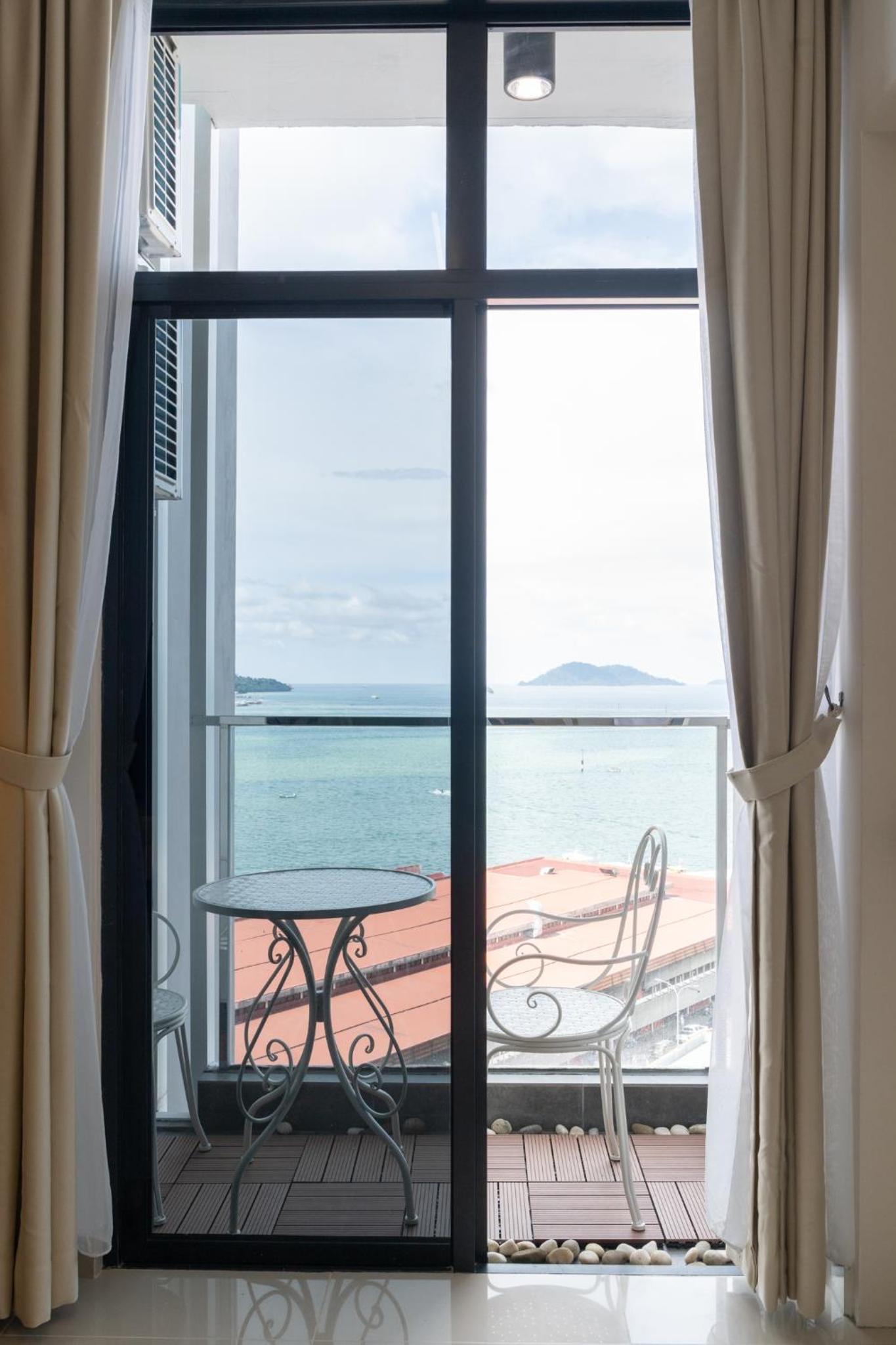 The Nest at The Shore KK CBD Seaview with Balcony photo 7