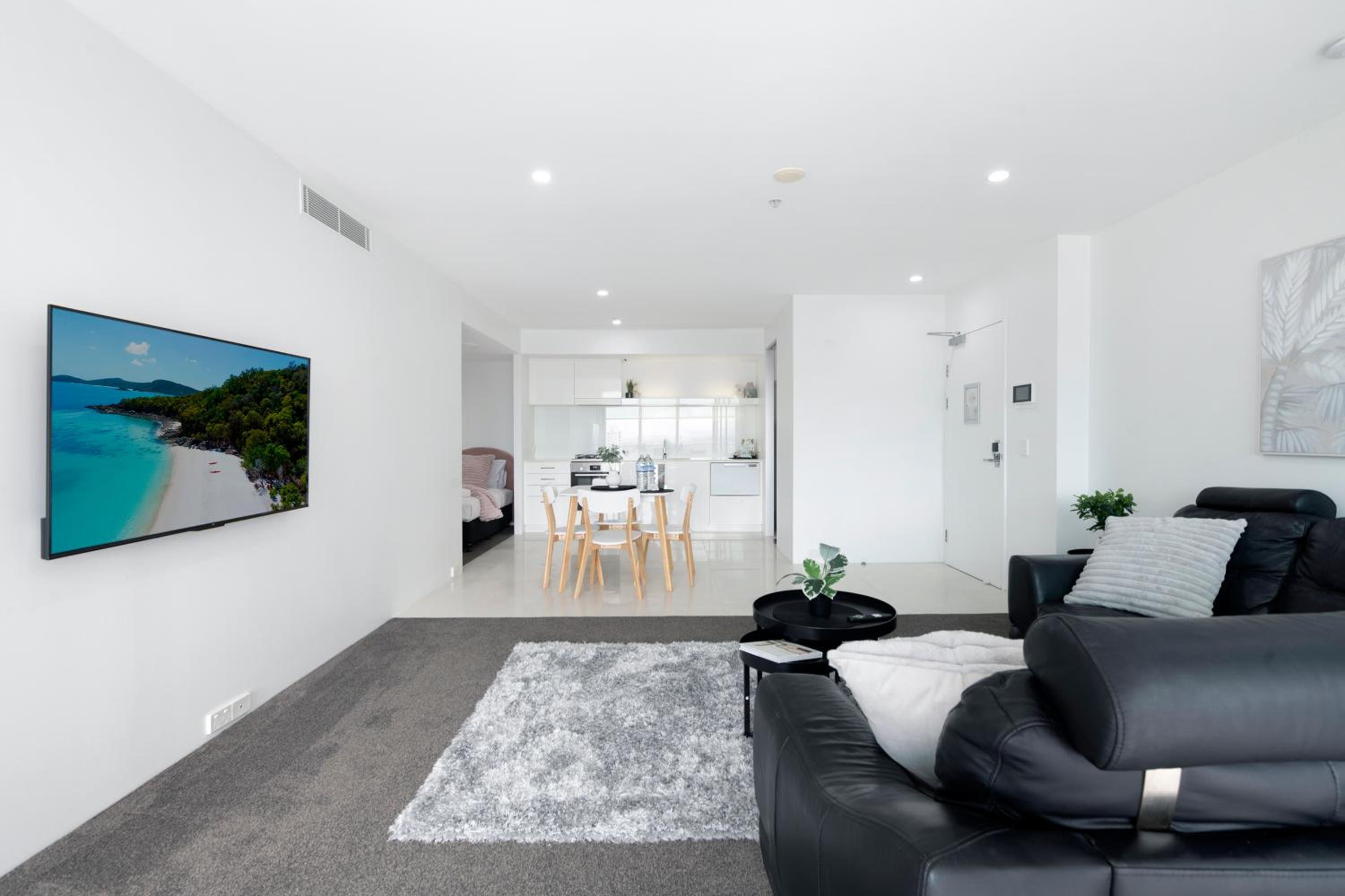 Hinterland Views! - Q Tower Apartments - From Level 3 - Self Contained & Privately Managed - Wow Stay