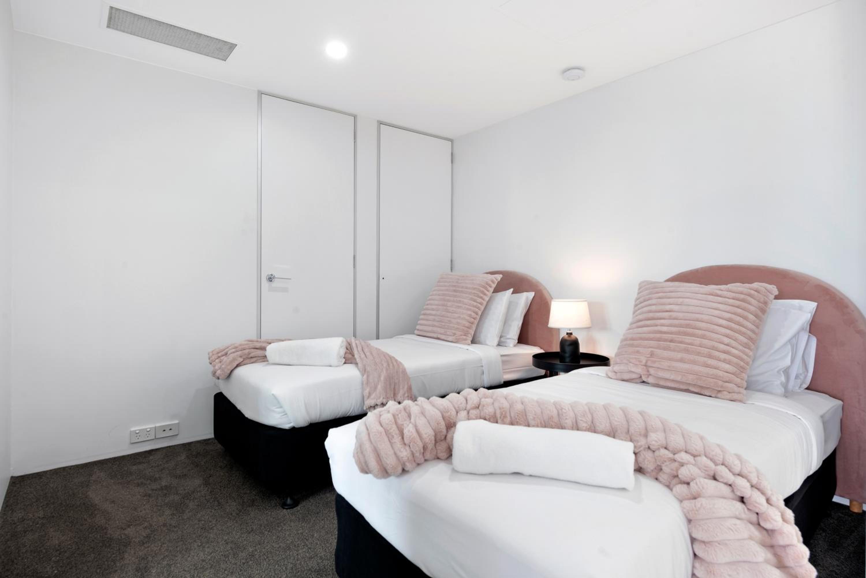 Hinterland Views! - Q Tower Apartments - From Level 3 - Self Contained & Privately Managed - Wow Stay