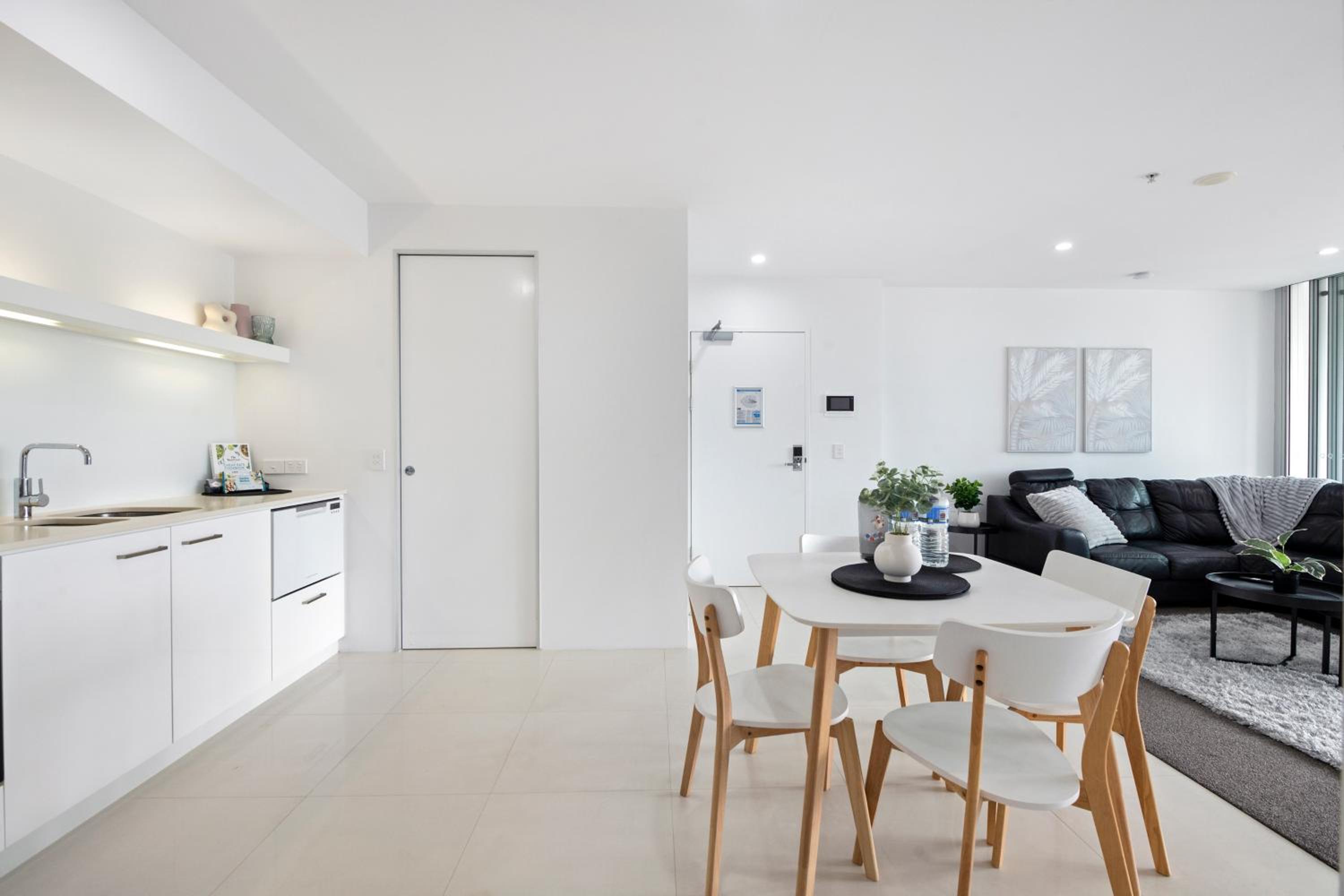 Hinterland Views! - Q Tower Apartments - From Level 3 - Self Contained & Privately Managed - Wow Stay