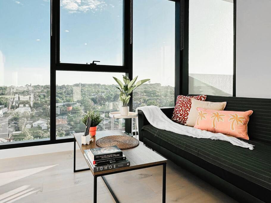 Sunset view 2B2B apt Box Hill w Parking+Gym+BBQ