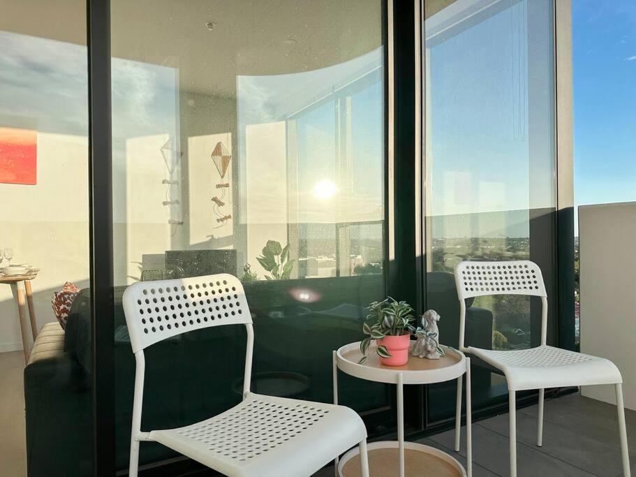 Sunset view 2B2B apt Box Hill w Parking+Gym+BBQ