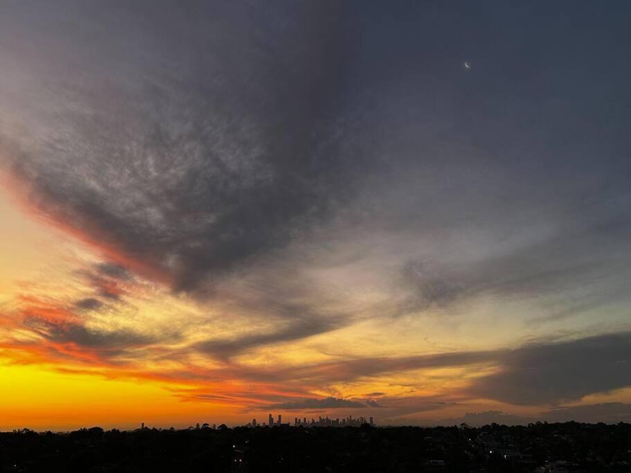 Sunset view 2B2B apt Box Hill w Parking+Gym+BBQ