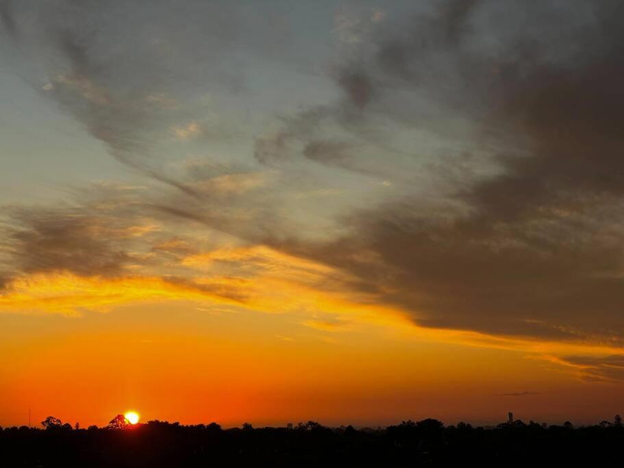 Sunset view 2B2B apt Box Hill w Parking+Gym+BBQ