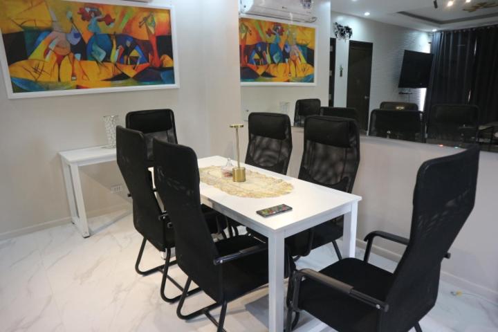 Stunning Modern Apartment ,Spacious & Beautiful view 2