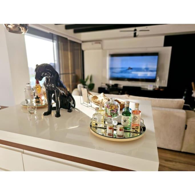 Dolce Waves Luxe Petit Déjeuner Jacuzzi Design et Vue Mer