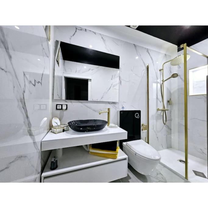Dolce Waves Luxe Petit Déjeuner Jacuzzi Design et Vue Mer