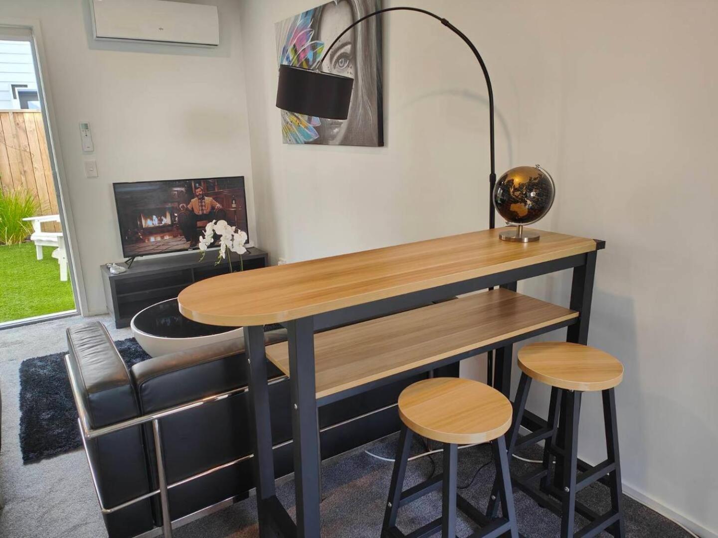 Stylish CBD Townhouse 10 Min Walk to One NZ Stadium view 2